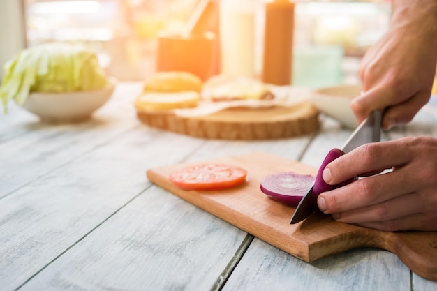 manos preparando comida